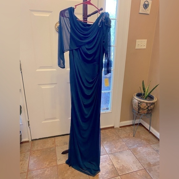 ADRIANNA PAPELL PRISTINE CONDITION PLUS SIZE EVENING GOWN